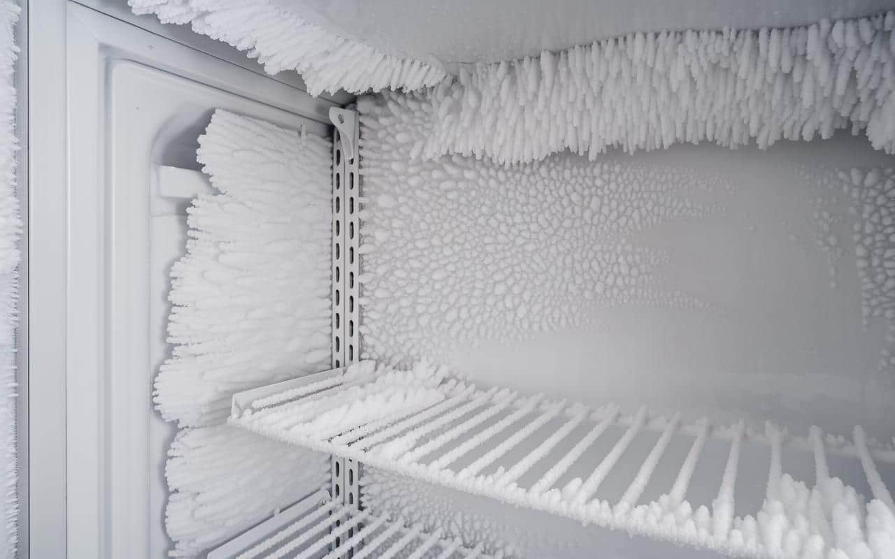 Addio al ghiaccio nel congelatore: il trucco semplice e infallibile per un apparecchio sempre pulito, efficiente e senza brina