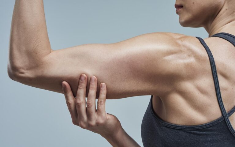 Braccia pendenti: l’esercizio molto semplice da fare davanti alla TV per rassodare tutto