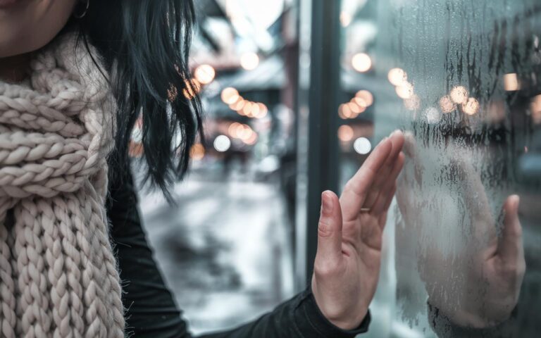 Capelli: l’errore che tutte facciamo con la nostra sciarpa quando piove