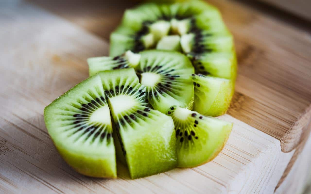 Ecco i benefici dei piccoli semi neri nei kiwi per la salute!