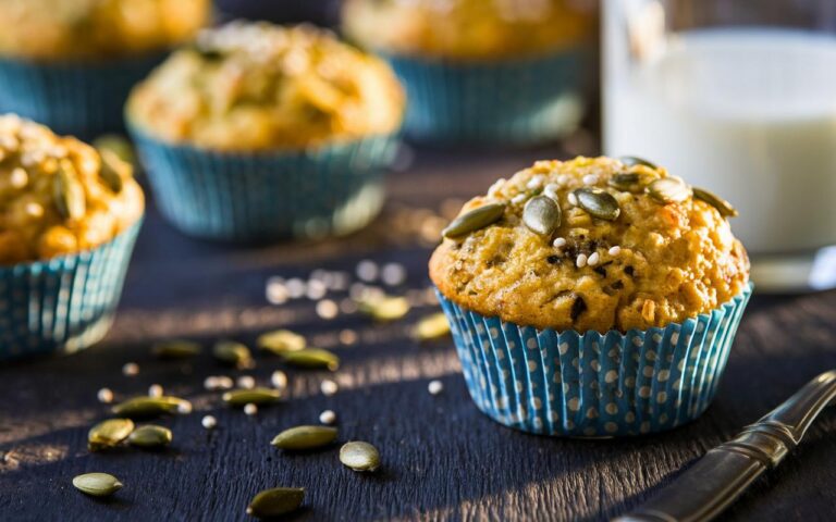 Li servo ad ogni aperitivo: questi muffin spinaci-feta sorprendono tutti i miei ospiti