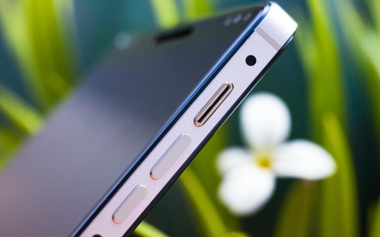 Nessuno sa veramente a cosa serve, ma quel buco sul tuo smartphone è molto utile