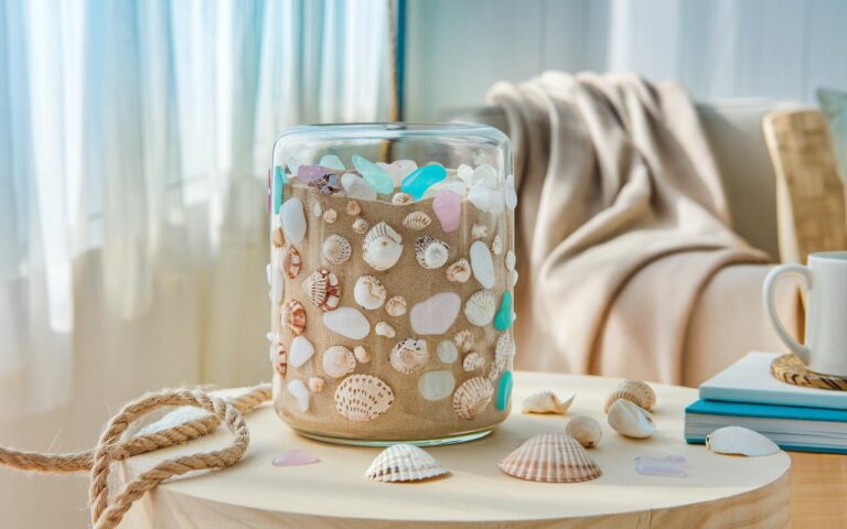 Non gettate più i vostri vecchi vasi di vetro: questa idea decorativa in stile marittimo trasformerà il vostro soggiorno in un angolo di spiaggia.