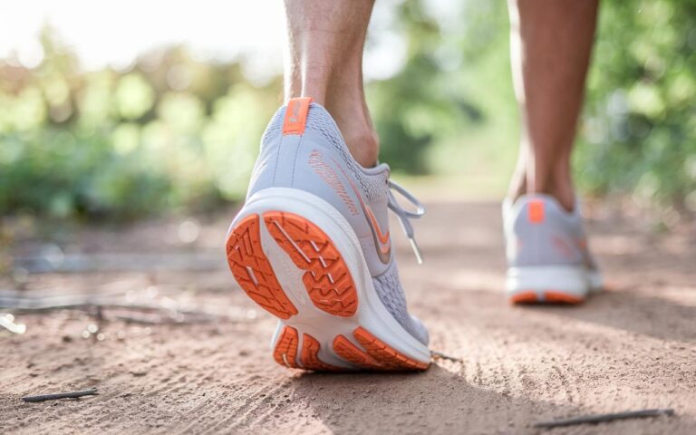 Quanto tempo bisogna camminare per bruciare i grassi, accelerare il metabolismo e perdere peso?