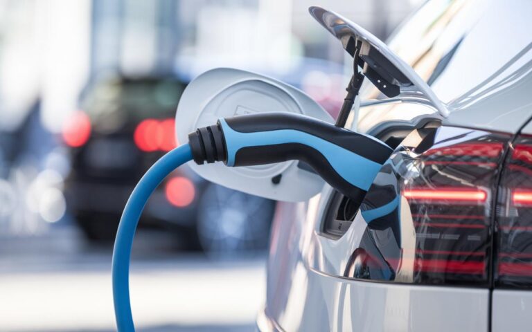Ricaricare la propria auto gratuitamente? La tecnologia che cambierà tutto nel 2026