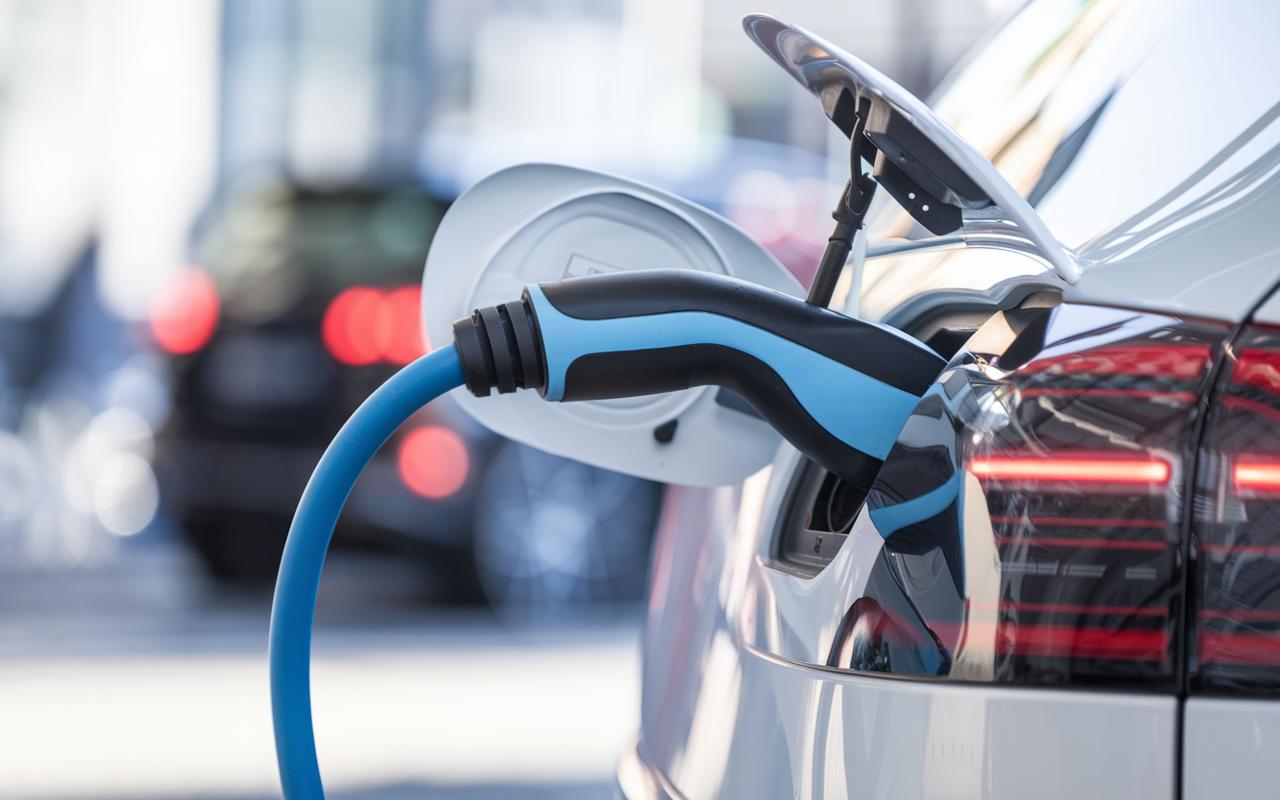 Ricaricare la propria auto gratuitamente? La tecnologia che cambierà tutto nel 2026