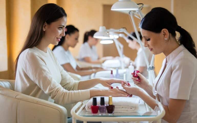 Se vedete questi segni, fate marcia indietro: cosa dovrebbe allarmarvi prima di scegliere un salone di manicure