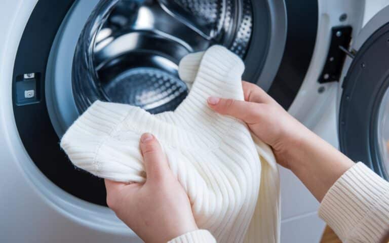 Aceto bianco in lavatrice: come ravvivare i colori e ammorbidire il bucato in modo naturale