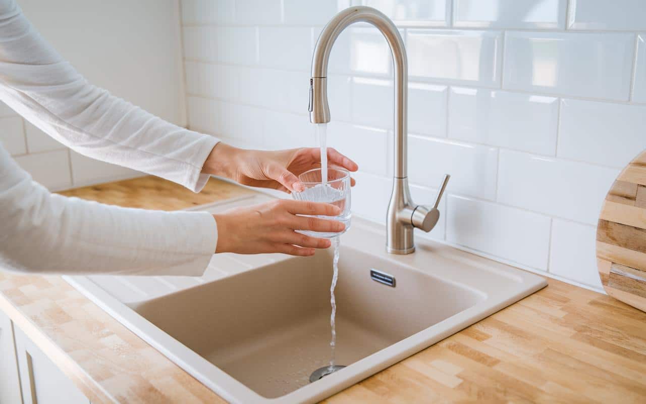 Acqua calda del rubinetto: i rischi per la salute spiegati dall’Anses per cucinare e bere