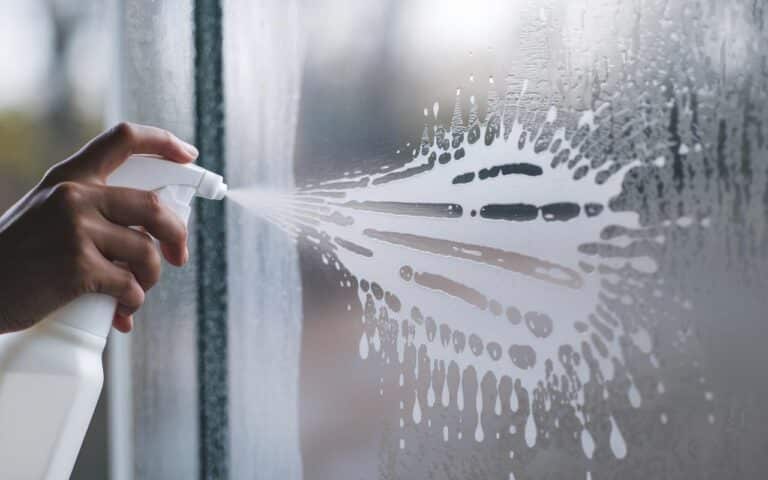 Calcare sulle pareti della doccia: l’aceto bianco spray elimina le tracce senza strofinare