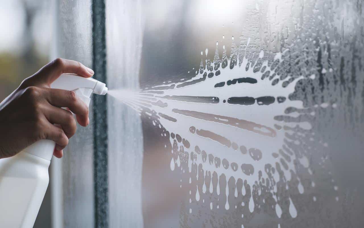 Calcare sulle pareti della doccia: l’aceto bianco spray elimina le tracce senza strofinare