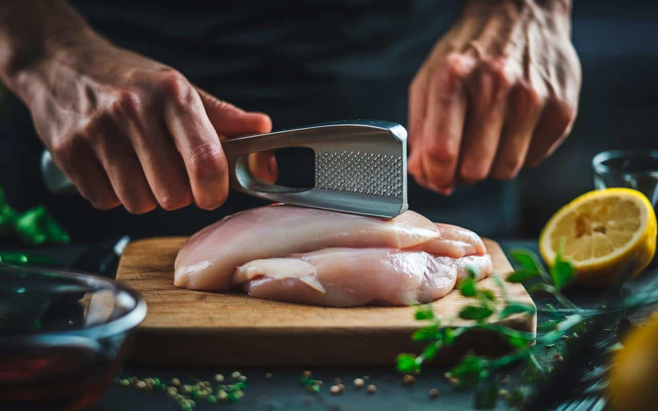 Come cucinare petti di pollo succosi ogni volta: spiegato il metodo della rosolatura inversa