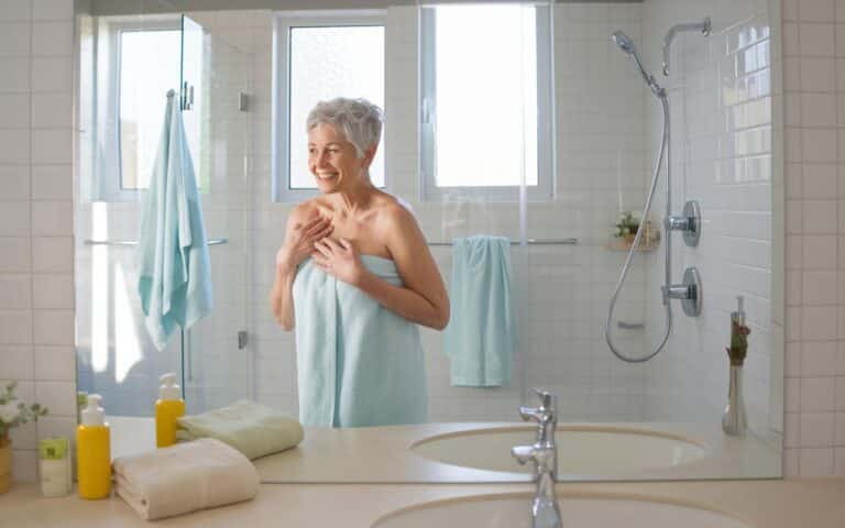 Con quale frequenza dovrebbero fare la doccia gli adulti oltre i 65 anni? I dermatologi consigliano 2–3 volte a settimana per la salute della pelle