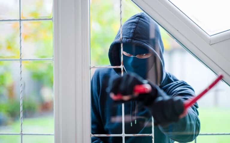 Furti con scasso: i segni discreti lasciati dai ladri sulle porte d’ingresso e come individuarli