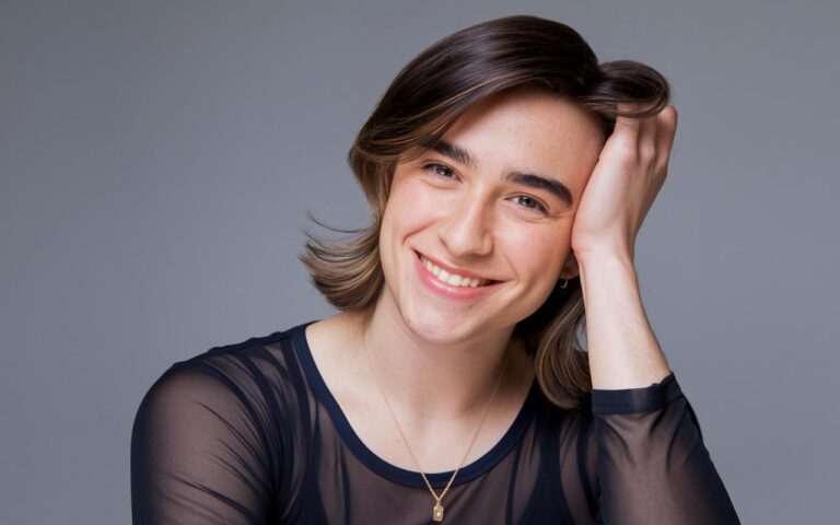 Lo shaggy bob, il taglio di tendenza 2025 che addolcisce i lineamenti dopo i 40 anni