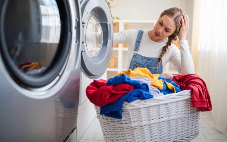 Macchie di deodorante sulle magliette: lo smacchiatore fatto in casa con aceto bianco che le elimina senza strofinare