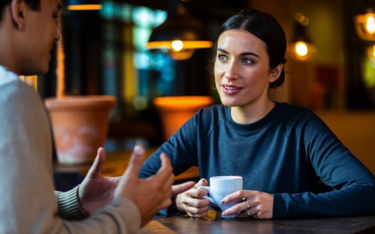 Perché alcune persone si sentono emotivamente distaccate nelle conversazioni, secondo gli psicologi