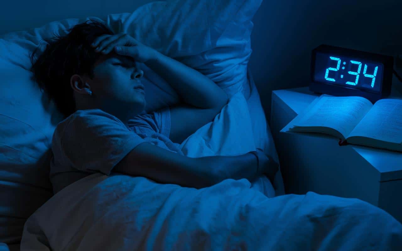Perché il tuo cervello rimugina di notte: come le emozioni irrisolte sabotano il sonno, secondo la ricerca neuroscientifica