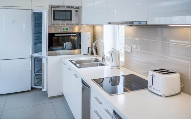 Piccola cucina: come ingrandire visivamente lo spazio con uno specchio posizionato strategicamente