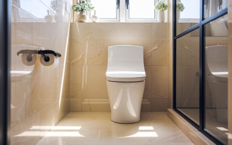 Ridurre il consumo d’acqua del WC: la bottiglia nella cassetta consente di risparmiare fino a 3 litri per ogni scarico