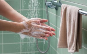 Salvietta vs. mano sotto la doccia: il dott. Gérald Kierzek spiega quale sia più igienico