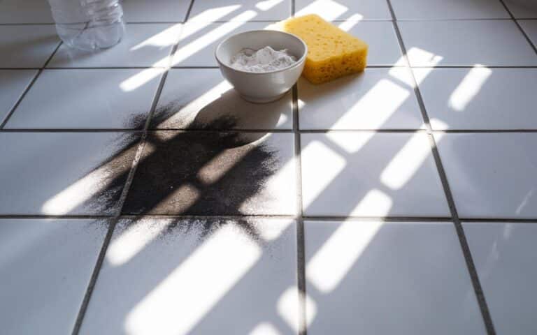 Sbiancare le fughe delle piastrelle annerite: bicarbonato, acqua ossigenata e i metodi che funzionano davvero