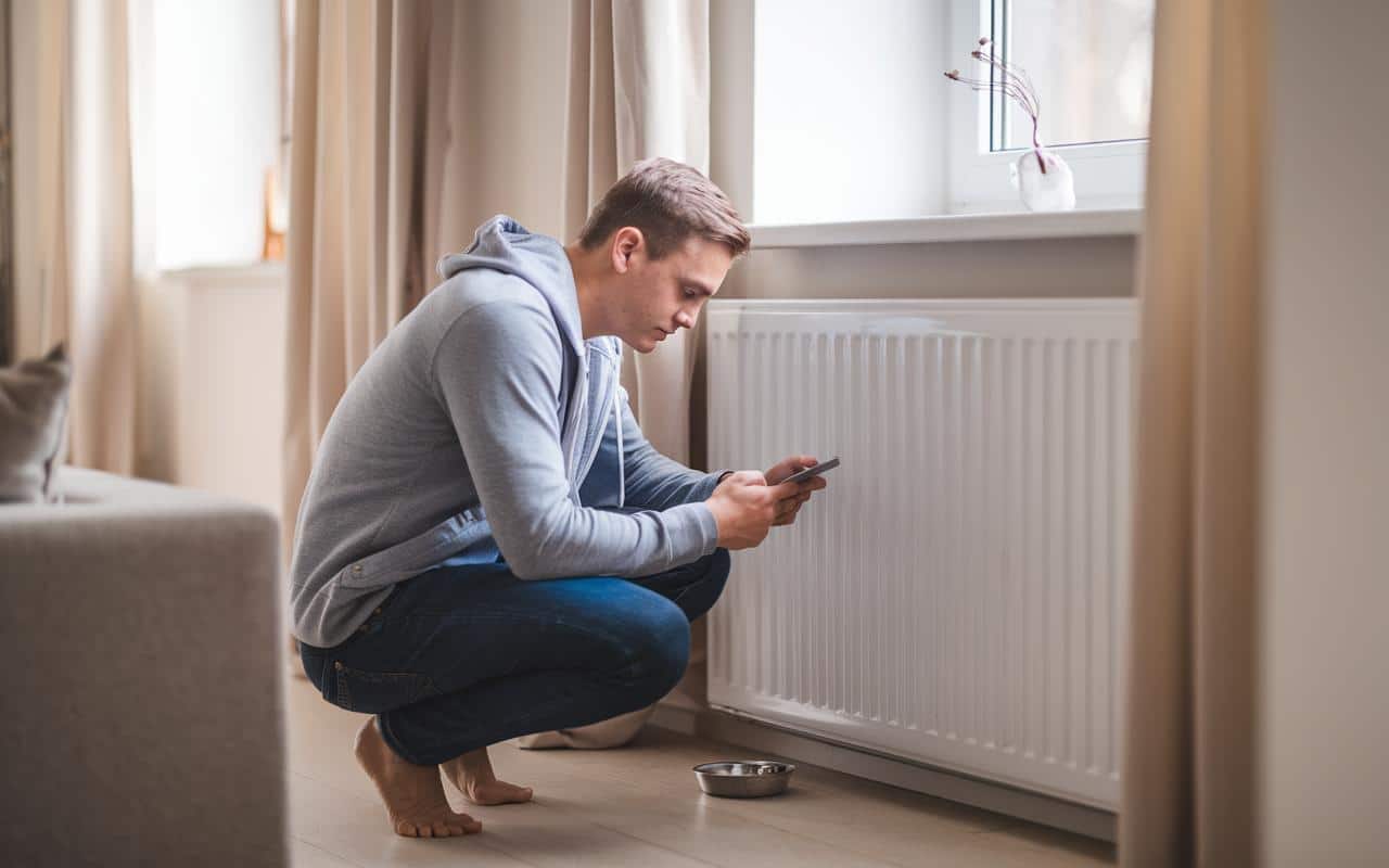 Spurgare i radiatori prima dell’inverno: il semplice gesto consigliato dai tecnici del riscaldamento per riscaldare più velocemente