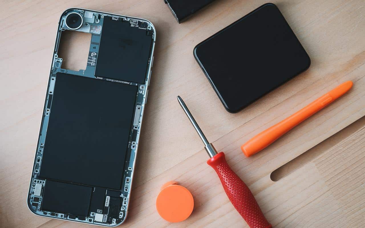 Vecchi smartphone: perché tenerli in casa comporta un rischio ambientale e di sicurezza